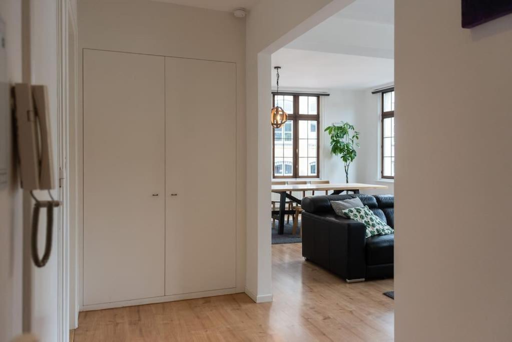 The View - Spacious 2 Bdr Appt In With View Антверпен Экстерьер фото